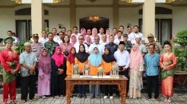 Bupati Karimun aunur Rafiq foto bersama petugas kebersihan usai menyambut kedatangan Piala Adipura di Karimun, Rabu (1/3/2023). (Foto: Kepriheadline.id)