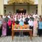 Bupati Karimun aunur Rafiq foto bersama petugas kebersihan usai menyambut kedatangan Piala Adipura di Karimun, Rabu (1/3/2023). (Foto: Kepriheadline.id)