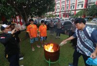 Barang bukti narkotika jenis ganja dimusnahkan dengan dibakar. Pemusnahan dilakukan dihadapan kedua tersangka J dan DD. (FOTO: HUMAS POLDA KEPRI)
