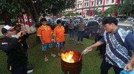 Barang bukti narkotika jenis ganja dimusnahkan dengan dibakar. Pemusnahan dilakukan dihadapan kedua tersangka J dan DD. (FOTO: HUMAS POLDA KEPRI)