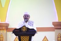 Bupati Karimun memberikan sambutan dalam kegiatan peringatan Isra Mi'raj 1444 H dan Tasyakuran Panggung Rakyat Rumah Dinas Bupati Karimun, Minggu (5/3/2023). (FOTO: Humas Pemkab Karimun)