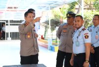 Kapolres Karimun AKBP Ryky W. Muharam ditemani Kepala Rutan Kelas II B Tanjungbalai Karimun meninjau kondisi Rutan Karimun, Senin (6/3/2023). (FOTO: Humas Polres Karimun)