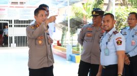 Kapolres Karimun AKBP Ryky W. Muharam ditemani Kepala Rutan Kelas II B Tanjungbalai Karimun meninjau kondisi Rutan Karimun, Senin (6/3/2023). (FOTO: Humas Polres Karimun)
