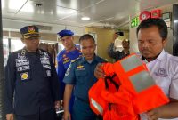 Petugas Gabungan berikan imbauan kepada penumpang feri di Pelabuhan Karimun, Selasa (7/3/2023). (FOTO: Kepriheadline.id)