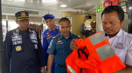 Petugas Gabungan berikan imbauan kepada penumpang feri di Pelabuhan Karimun, Selasa (7/3/2023). (FOTO: Kepriheadline.id)