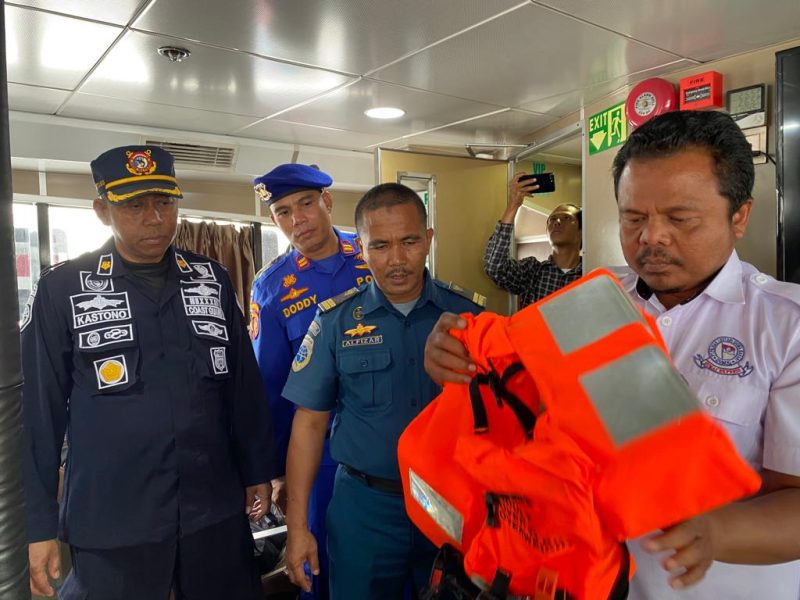 Petugas Gabungan berikan imbauan kepada penumpang feri di Pelabuhan Karimun, Selasa (7/3/2023). (FOTO: Kepriheadline.id)