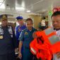 Petugas Gabungan berikan imbauan kepada penumpang feri di Pelabuhan Karimun, Selasa (7/3/2023). (FOTO: Kepriheadline.id)