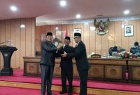 Wakil Bupati Karimun Anwar Hasyim menyerahkan draft usulan Ranperda Retribusi dan Pajak Daerah ke DPRD Karimun. (FOTO: KEPRIHEADLINE.ID)