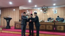 Wakil Bupati Karimun Anwar Hasyim menyerahkan draft usulan Ranperda Retribusi dan Pajak Daerah ke DPRD Karimun. (FOTO: KEPRIHEADLINE.ID)