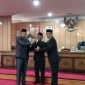 Wakil Bupati Karimun Anwar Hasyim menyerahkan draft usulan Ranperda Retribusi dan Pajak Daerah ke DPRD Karimun. (FOTO: KEPRIHEADLINE.ID)