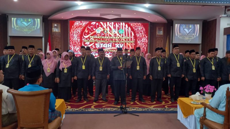 Wabup Karimun Lantik 68 Dewan Hakim STQH XV Tingkat Kabupaten Karimun, Kamis (9/3/2023). (FOTO: ISTIMEWA)