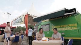 Masyarakat melakukaj konsultasi hukum kepada jaksa dalam Program Ngobrol Bareng Jaksa Karimun di Coastal Area, Minggu (12/3/2023). (FOTO: Istimewa)