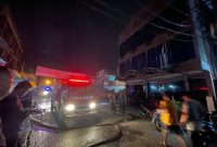 Petugas Pemadam Kebakaran Berupaya melakukan pemadaman terhadal api yang membakar salah satu kamar hotel Horizon, Senin (13/3/2023). (Foto Istimewa)