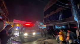 Petugas Pemadam Kebakaran Berupaya melakukan pemadaman terhadal api yang membakar salah satu kamar hotel Horizon, Senin (13/3/2023). (Foto Istimewa)