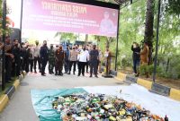 Kapolres Karimun AKBP Ryky W. Muharam, Bupati Karimun Aunur Rafiq, Ka Rutan Karimun Yogi Suhara memusnahkan barang bukti miras, Selasa (14/3/2023). (Foto: Humas Polres)