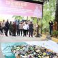 Kapolres Karimun AKBP Ryky W. Muharam, Bupati Karimun Aunur Rafiq, Ka Rutan Karimun Yogi Suhara memusnahkan barang bukti miras, Selasa (14/3/2023). (Foto: Humas Polres)