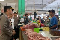 Satgas Pangan dipimpin Kapolres Karimun AKBP Ryky W. Muharram cek harga dan ketersediaan bahan pokok di Pasar Puan Maimun, Rabu (15/3/2023). (Foto: cr1/kepriheadline.id)