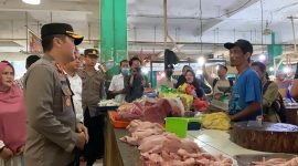 Satgas Pangan dipimpin Kapolres Karimun AKBP Ryky W. Muharram cek harga dan ketersediaan bahan pokok di Pasar Puan Maimun, Rabu (15/3/2023). (Foto: cr1/kepriheadline.id)