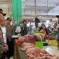Satgas Pangan dipimpin Kapolres Karimun AKBP Ryky W. Muharram cek harga dan ketersediaan bahan pokok di Pasar Puan Maimun, Rabu (15/3/2023). (Foto: cr1/kepriheadline.id)