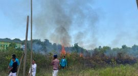 Dua hektar lahan kosong di belakang SMPN 2 Binaan Tebing terbakar, Kamis (16/3/2023). (Foto: istimewa)