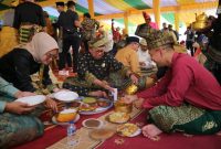 Suasana acara kenduri kampung sehidang setalam yang ditaja Aliansi Boedak Melayu, Sabtu (18/3/2023). (Foto: ist/kepriheadline.id)