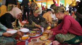 Suasana acara kenduri kampung sehidang setalam yang ditaja Aliansi Boedak Melayu, Sabtu (18/3/2023). (Foto: ist/kepriheadline.id)