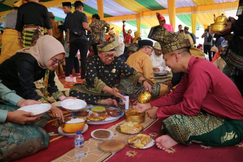 Suasana acara kenduri kampung sehidang setalam yang ditaja Aliansi Boedak Melayu, Sabtu (18/3/2023). (Foto: ist/kepriheadline.id)