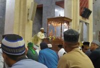 Bupati Karimun Aunur Rafiq memberikan sambutan sekaligus tausiyah agama pada malam perdana Tarawih di Masjid Agung Karimun. (Foto: Kepriheadline.id)