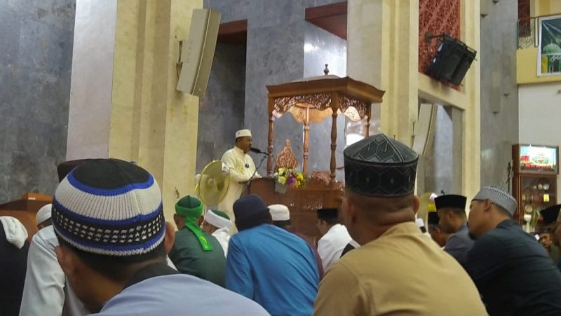Bupati Karimun Aunur Rafiq memberikan sambutan sekaligus tausiyah agama pada malam perdana Tarawih di Masjid Agung Karimun. (Foto: Kepriheadline.id)