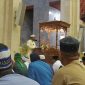 Bupati Karimun Aunur Rafiq memberikan sambutan sekaligus tausiyah agama pada malam perdana Tarawih di Masjid Agung Karimun. (Foto: Kepriheadline.id)