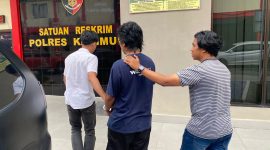 Agen Chip Higgs Domino asal Batam berinisial JA (46) digiring saat hendak menjalani pemeriksaan di Mapolres Karimun. (Foto: Humas Polres Karimun)