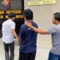 Agen Chip Higgs Domino asal Batam berinisial JA (46) digiring saat hendak menjalani pemeriksaan di Mapolres Karimun. (Foto: Humas Polres Karimun)