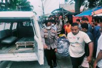 Polisi melakukan evakuasi terhadap jasad Pria Lanjut Usia yang ditemukan tak bernyawa di Pintu Air Kolong. (Foto: Dokumen Polisi)