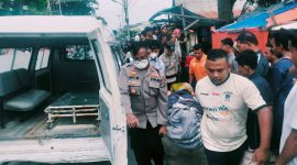 Polisi melakukan evakuasi terhadap jasad Pria Lanjut Usia yang ditemukan tak bernyawa di Pintu Air Kolong. (Foto: Dokumen Polisi)