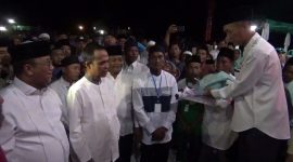 Kades Parit Muhammad Rizli memasangkan tanjak tanda kehormatan kepada Ustad Abdul Somad. (Foto: kepriheadline.id)