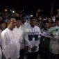 Kades Parit Muhammad Rizli memasangkan tanjak tanda kehormatan kepada Ustad Abdul Somad. (Foto: kepriheadline.id)