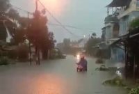 Tangkapan layar video warga yang merekam kondisi banjir di kawasan Pelipit. (Foto: ist/kepriheadline.id)