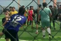 Tangkapan layar video perkelahian di salah satu lapangan futsal wilayah Karimun. (Foto: Istimewa)