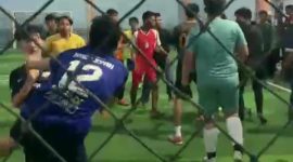 Tangkapan layar video perkelahian di salah satu lapangan futsal wilayah Karimun. (Foto: Istimewa)