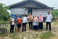 Kepala Dinas Pangan dan Pertanian Sukriyanto Jaya Putra bersama Bidang Peternakan dan Kesehatan Hewan melakukan pemantauan dan pengecekkan ketersediaan pangan di peternakan wilayah Kabupaten Karimun. (Foto: Istimewa)