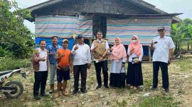 Kepala Dinas Pangan dan Pertanian Sukriyanto Jaya Putra bersama Bidang Peternakan dan Kesehatan Hewan melakukan pemantauan dan pengecekkan ketersediaan pangan di peternakan wilayah Kabupaten Karimun. (Foto: Istimewa)