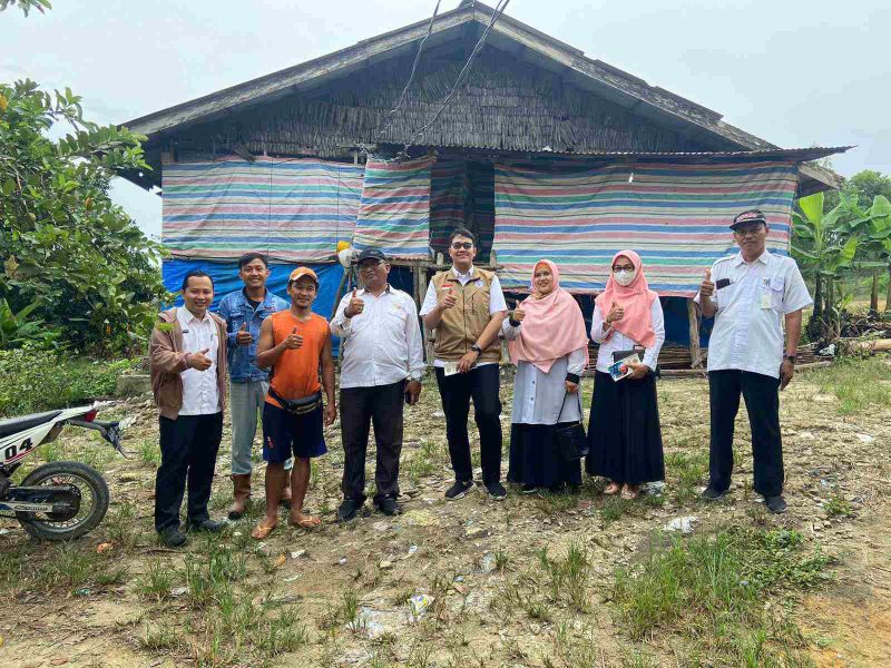 Kepala Dinas Pangan dan Pertanian Sukriyanto Jaya Putra bersama Bidang Peternakan dan Kesehatan Hewan melakukan pemantauan dan pengecekkan ketersediaan pangan di peternakan wilayah Kabupaten Karimun. (Foto: Istimewa)