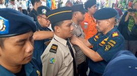 Kepala KSOP Kelas I Tanjungbalai Karimun Jon Kenedy menyematkan pita tanda operasi kepada perwakilan petugas gabungan angkutan Lebaran Idul Fitri. (Foto: Kepriheadline.id)