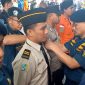 Kepala KSOP Kelas I Tanjungbalai Karimun Jon Kenedy menyematkan pita tanda operasi kepada perwakilan petugas gabungan angkutan Lebaran Idul Fitri. (Foto: Kepriheadline.id)