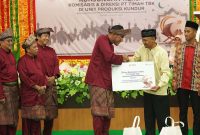 Direktur Utama PT Timah Tbk Achmad Ardianto saat menyerahkan santunan kepada Penjaga Masjid dan Guru ngaji. (Foto: Humas PT Timah Tbk)