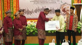 Direktur Utama PT Timah Tbk Achmad Ardianto saat menyerahkan santunan kepada Penjaga Masjid dan Guru ngaji. (Foto: Humas PT Timah Tbk)