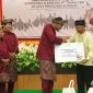 Direktur Utama PT Timah Tbk Achmad Ardianto saat menyerahkan santunan kepada Penjaga Masjid dan Guru ngaji. (Foto: Humas PT Timah Tbk)