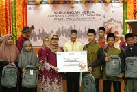 Direktur SDM PT Timah Tbk Yennita saat menyerahkan bantuan Peralatan sekolah dan juga santunan kepada anak anak Yatim dan Piatu. (FOTO: HUMAS PT TIMAH)