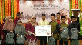 Direktur SDM PT Timah Tbk Yennita saat menyerahkan bantuan Peralatan sekolah dan juga santunan kepada anak anak Yatim dan Piatu. (FOTO: HUMAS PT TIMAH)