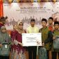 Direktur SDM PT Timah Tbk Yennita saat menyerahkan bantuan Peralatan sekolah dan juga santunan kepada anak anak Yatim dan Piatu. (FOTO: HUMAS PT TIMAH)